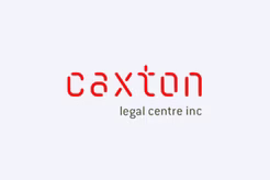 Logo di Caxton Legal Centre Inc. con la scritta "caxton" in caratteri stilizzati rossi e "legal centre inc" in grigio sotto di essa su uno sfondo grigio chiaro.