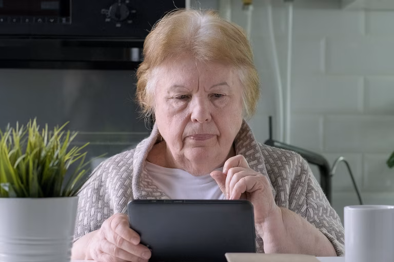 Immagine di una donna anziana che guarda il suo iPad