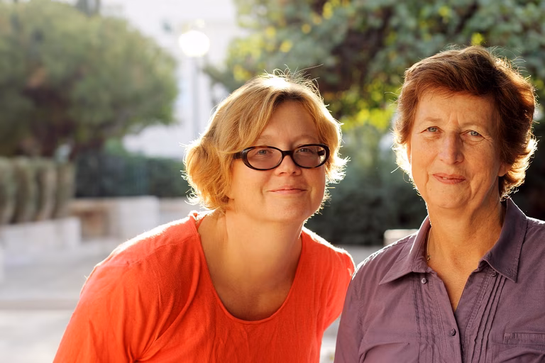 Immagine di una madre anziana e di una figlia adulta