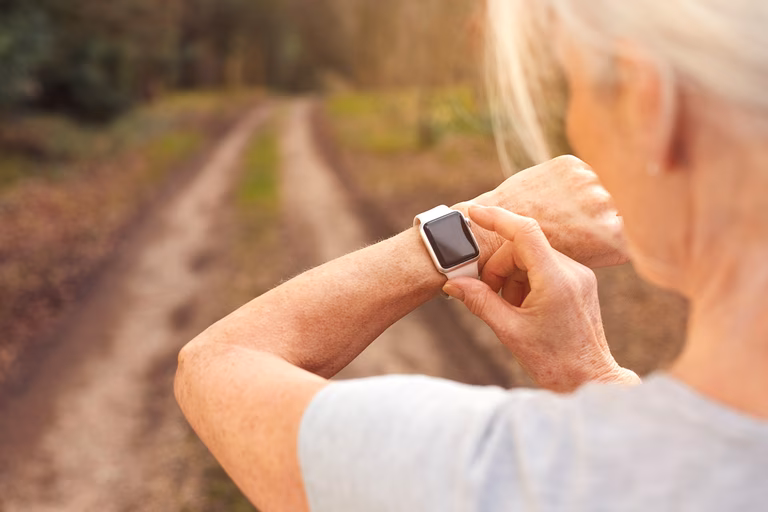 Immagine di una donna anziana che indossa un orologio intelligente
