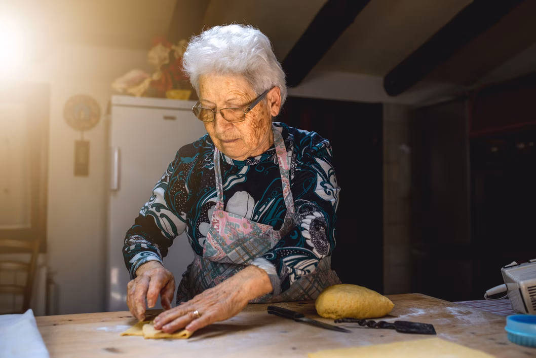 Ältere Frau beim Kochen