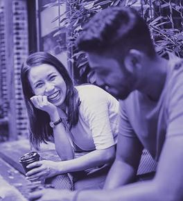 Ảnh chụp hai người đang cười với nhau.