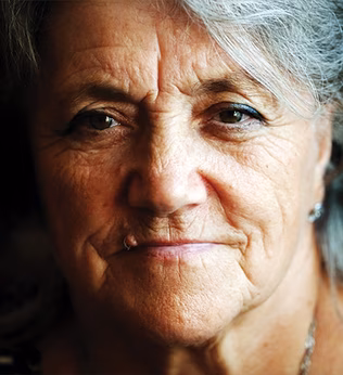 Foto einer Frau auf einem stimmungsvollen schwarzen Hintergrund