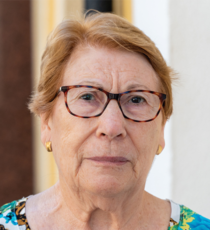 Photo of a woman with tortoiseshell glasses