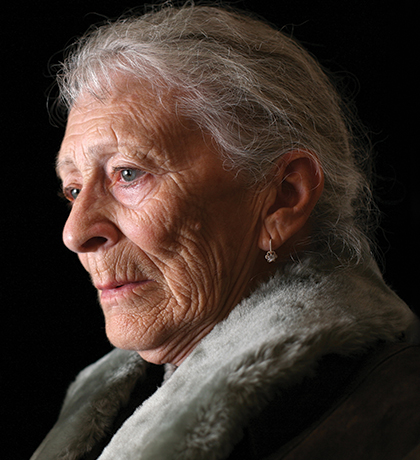 Photo portrait of a woman with a faux fur coat and grey hair