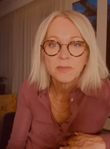 Photo of reporter Tracy Curro wearing tortoiseshell glasses