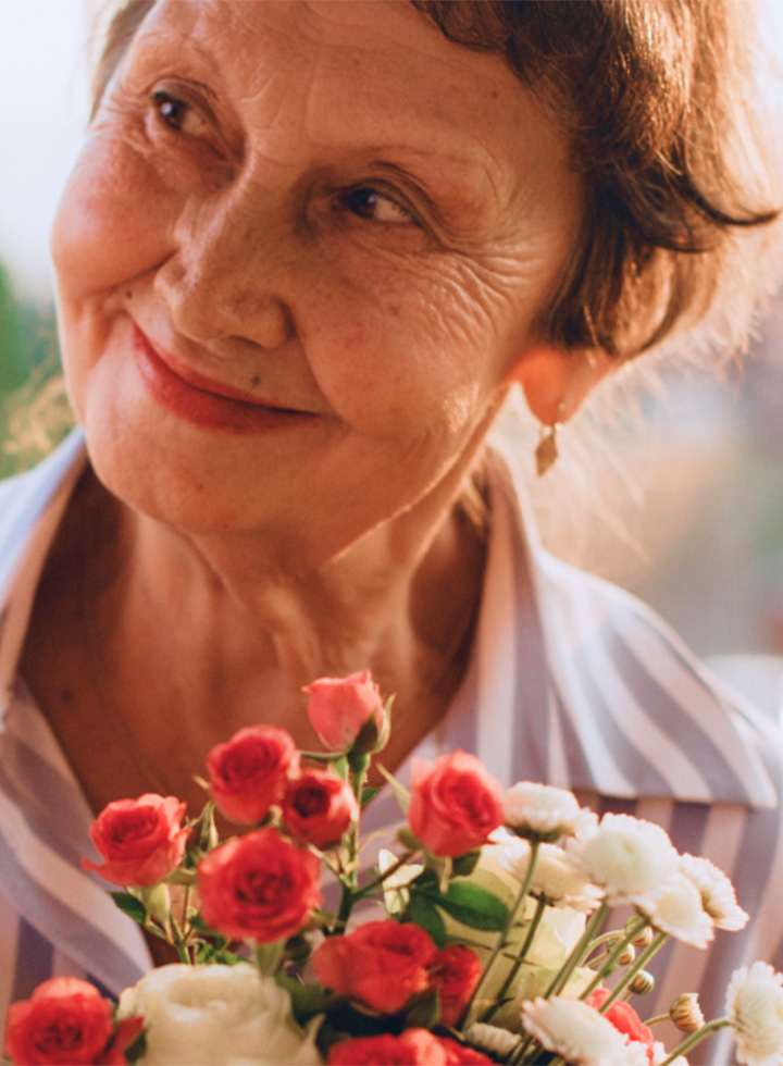 Photo of woman with bouquet of flowers