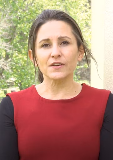 Woman explaining the decisions making steps 