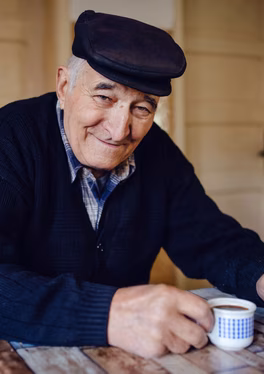 Älterer Mann mit Kaffee
