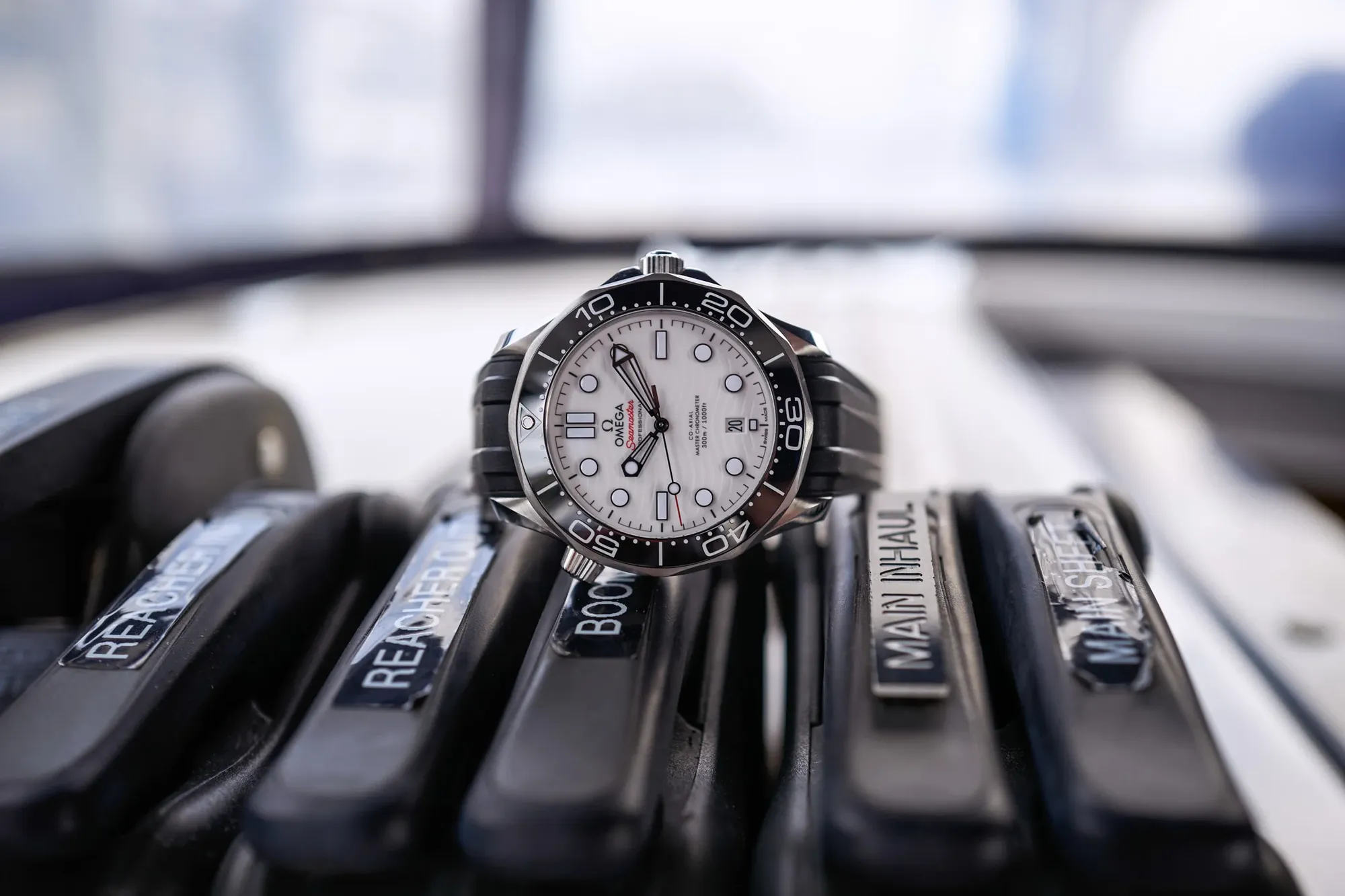 https://a.storyblok.com/f/120584/2100x1400/78ff73c56e/omega-seamaster-diver-300m-co-axial-master-chronometer-42mm-white-dial-underwater-dive-review-8.webp