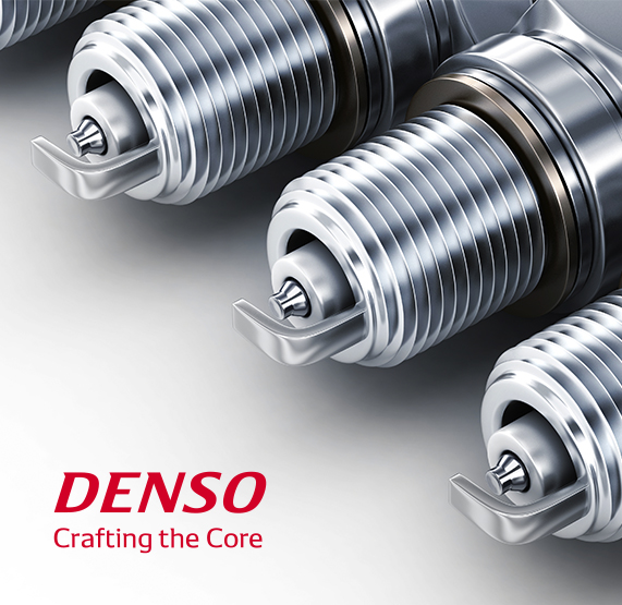 Trois bougies d'allumage Denso vues de pres avec logo Denso
