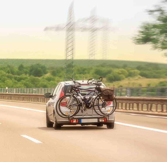 Auto mit Fahrradträger für die AHK auf der Straße
