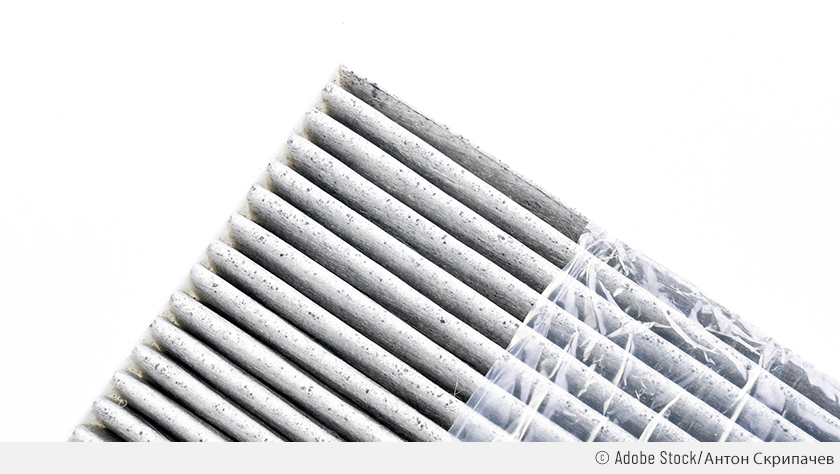 Filtre d'habitacle carbone neuf sur fond blanc