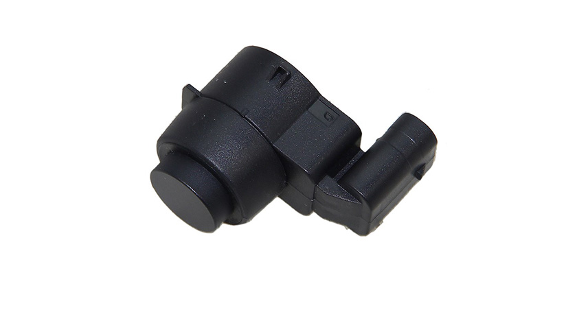 Schwarzer Kfz-Parksensor in zylindrischer Bauform mit seitlichem Anschlussstecker, isoliert auf weißem Hintergrund.