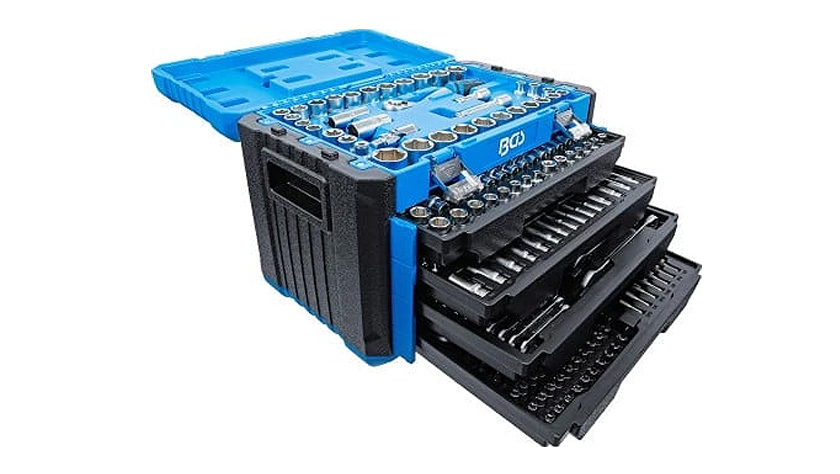 Ein blau-schwarzer Werkzeugkasten von BGS technic mit mehreren geöffneten Schubladen, in denen verschiedene Werkzeuge übersichtlich angeordnet sind.