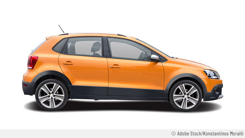 Vue de côté d'une Volkswagen Polo orange sur fond blanc