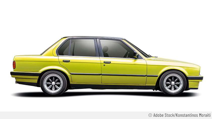 Ancienne BMW Série 5 jaune sur fond blanc