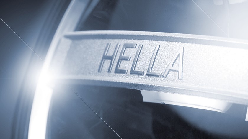HELLA Schriftzug, der beleuchtet wird.