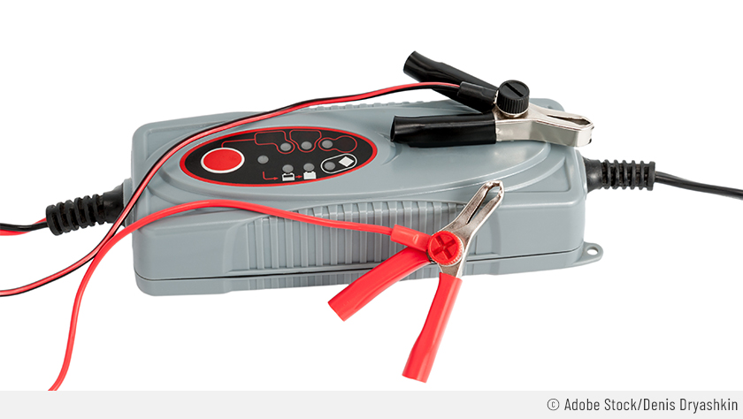 Chargeur de batterie avec pinces sur fond blanc