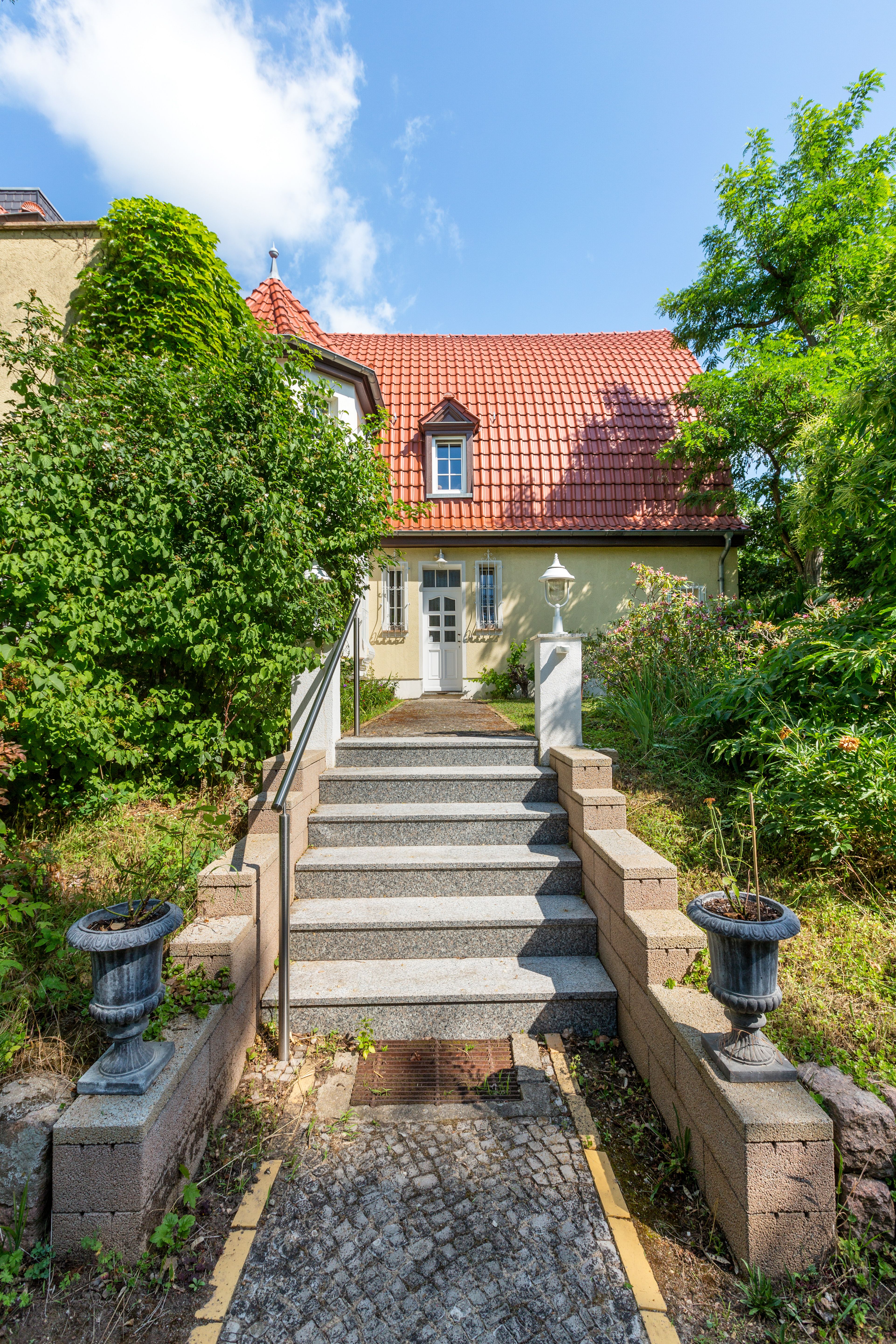 Hauptzugang mit Villa
