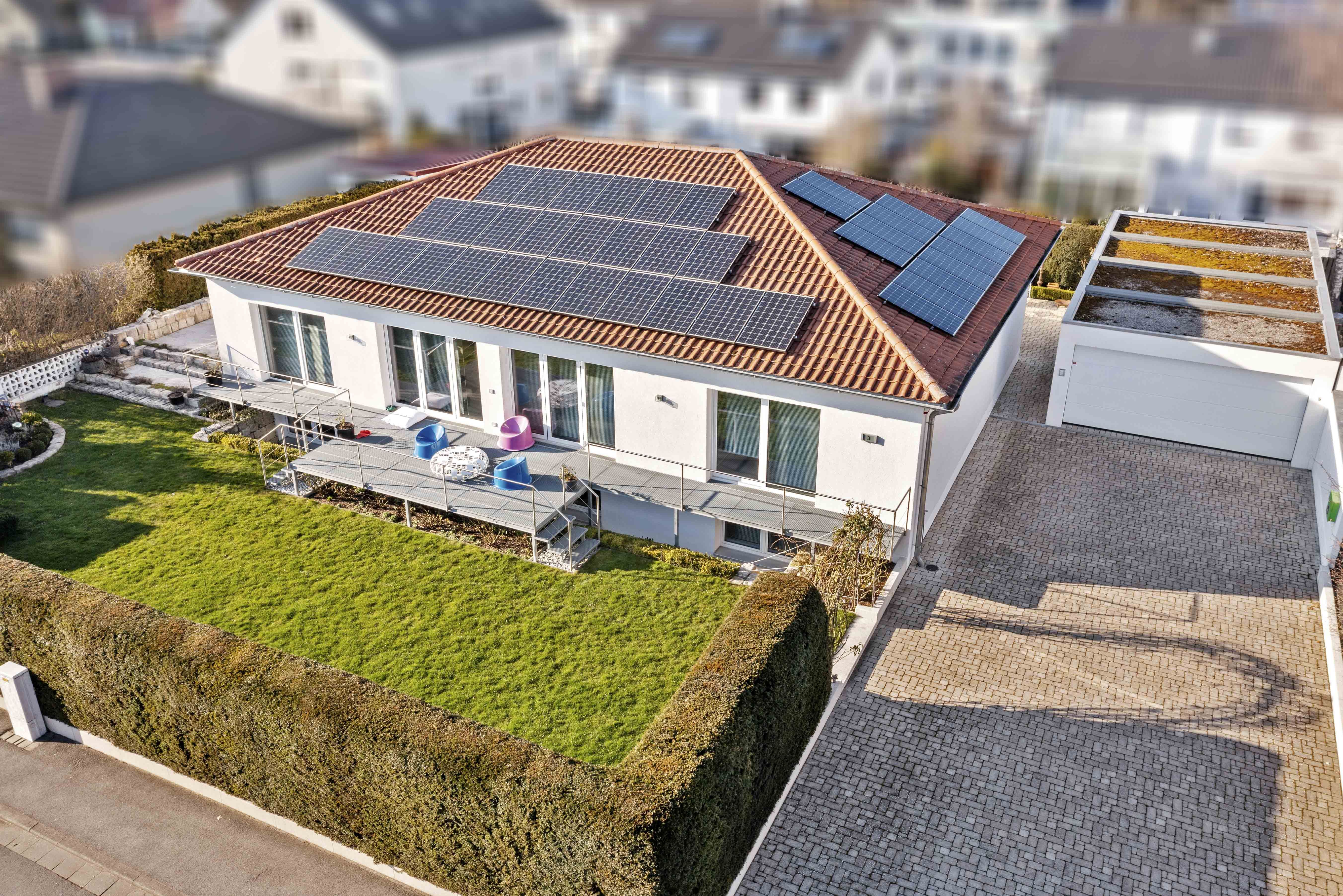 Hausansicht mit Garageneinfahrt