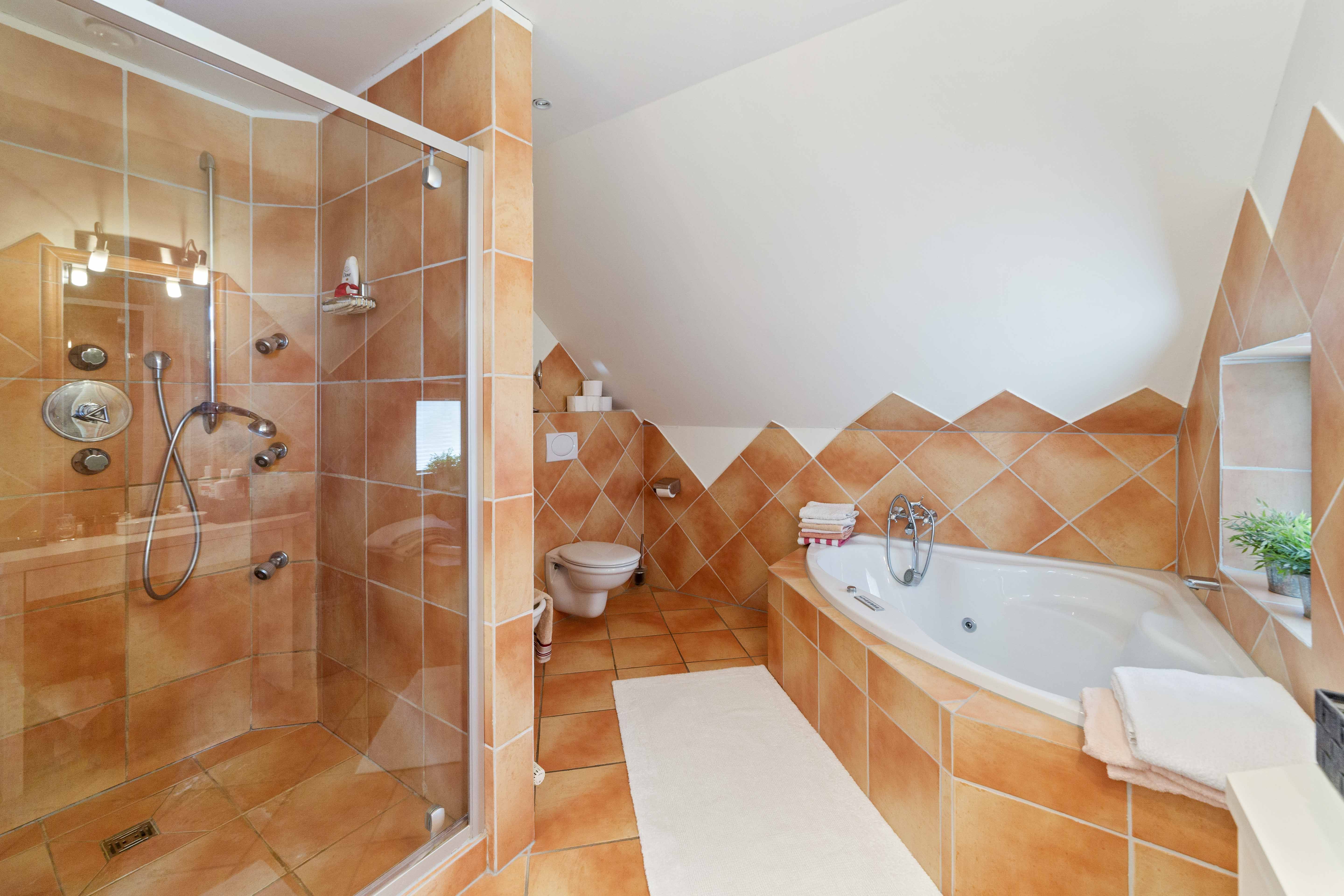 Badezimmer mit Dusche und Badewanne