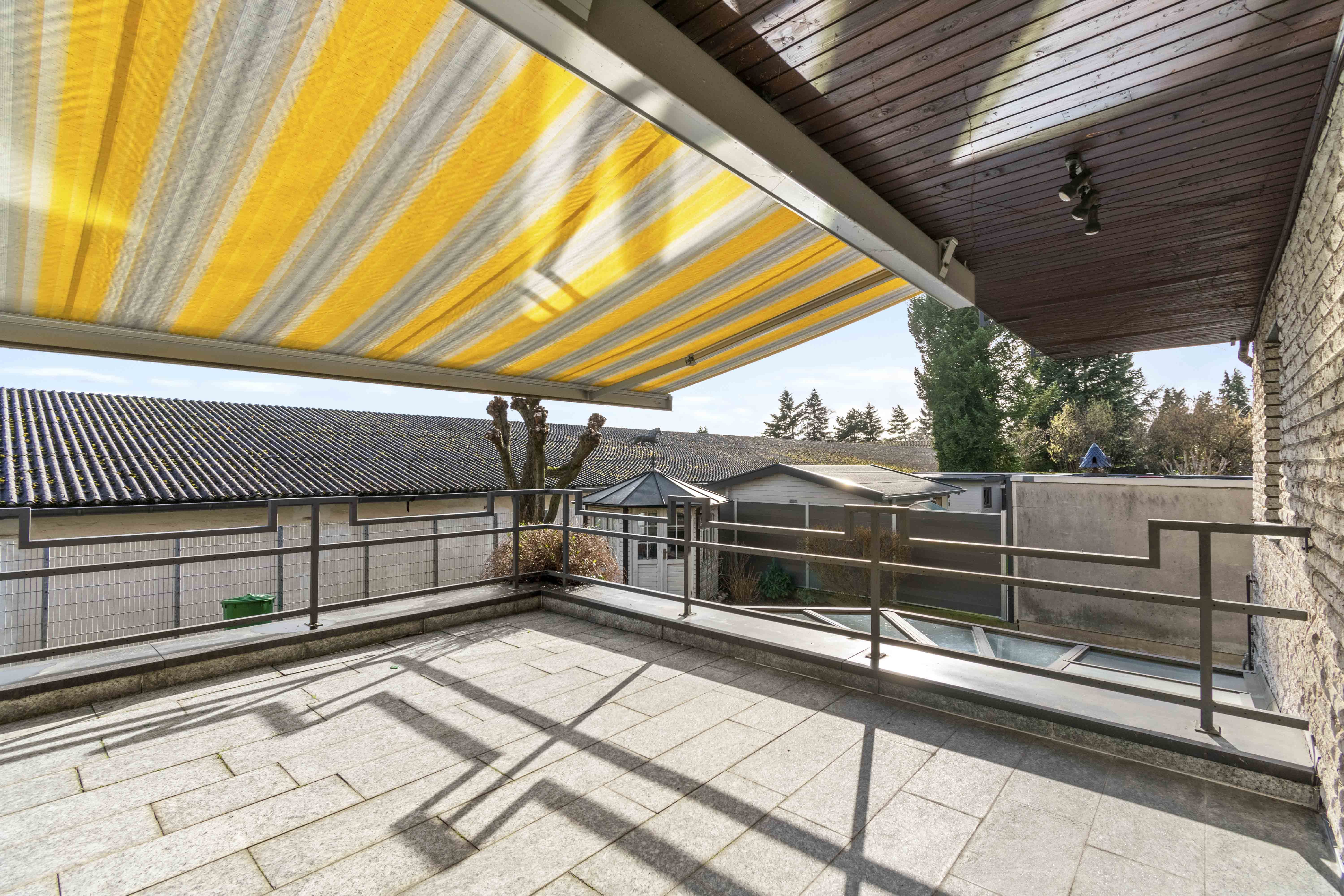 Terrasse mit Sonnenmarkise