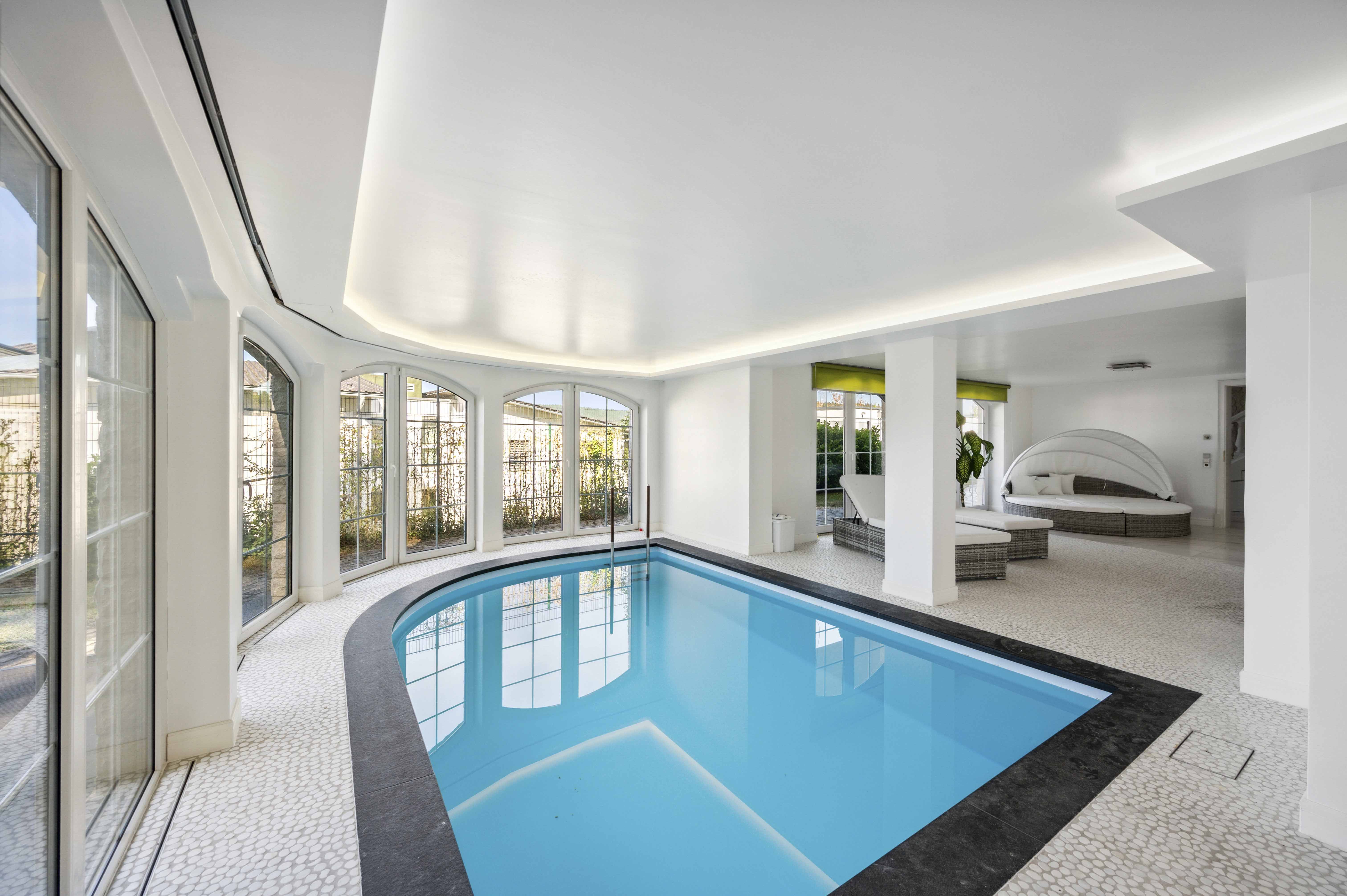 Pool mit Liegebereich