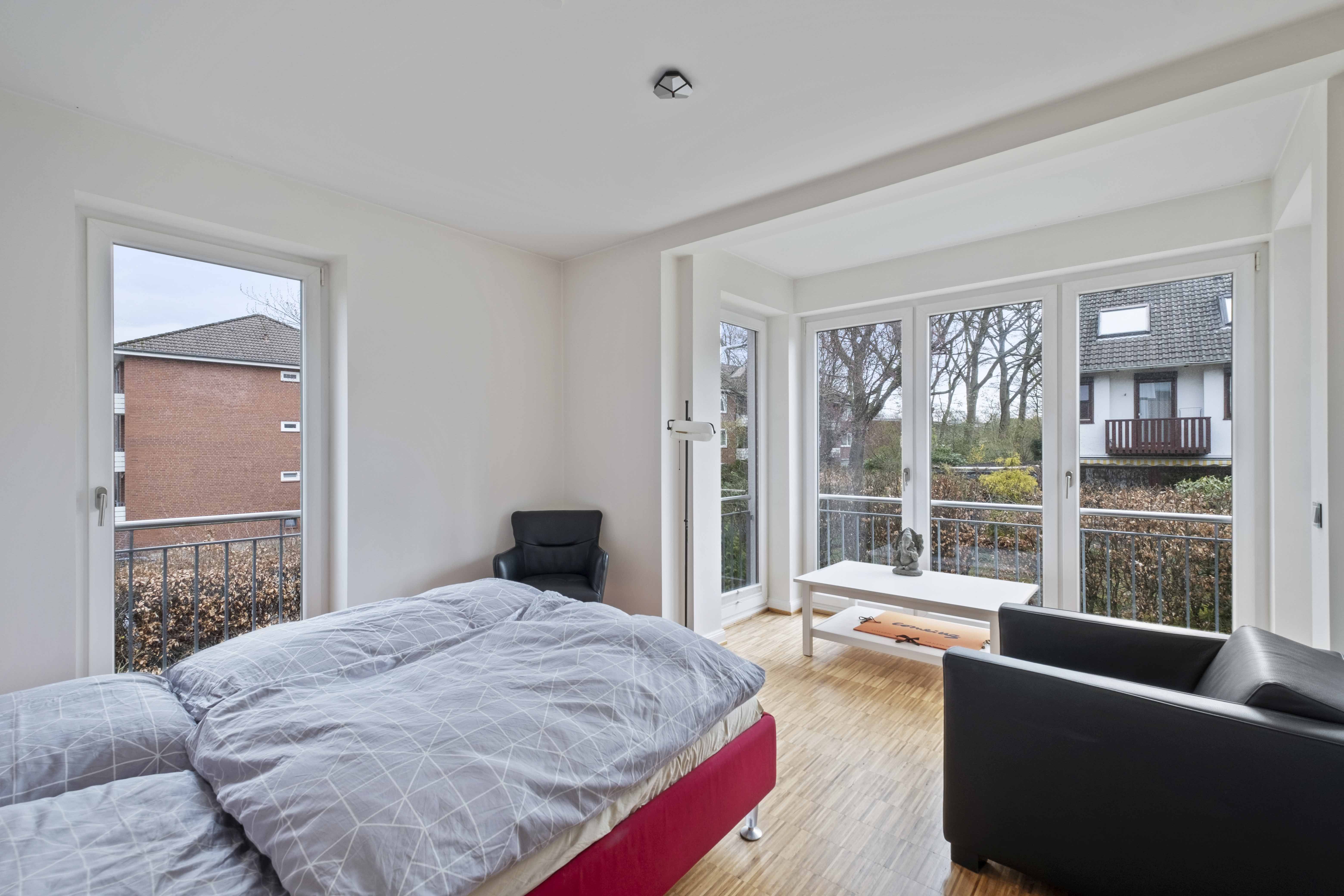 Schlafzimmer mit Balkonzugang
