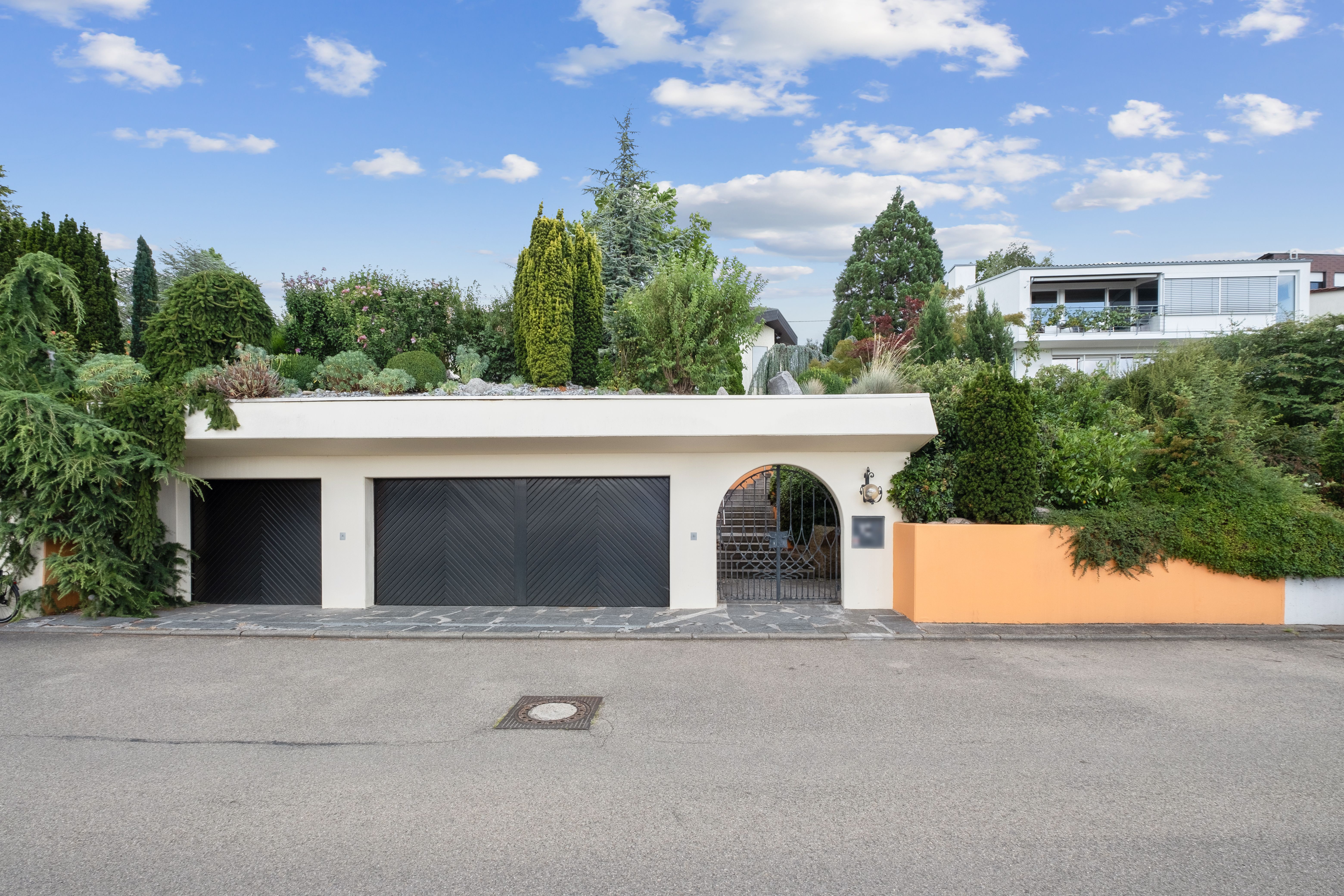 Straßenansicht und Garage