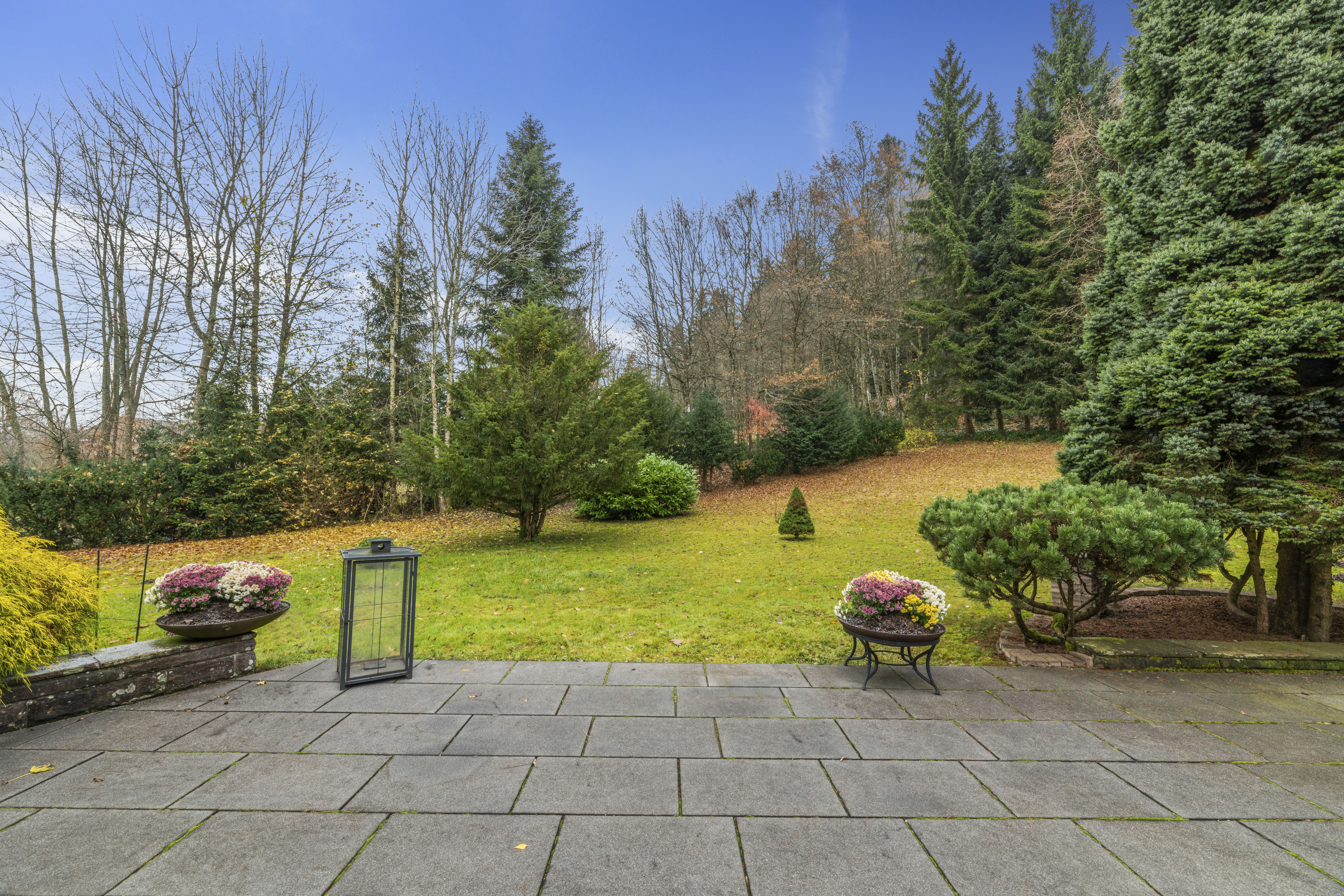 Sonnenterrasse mit Gartenblick