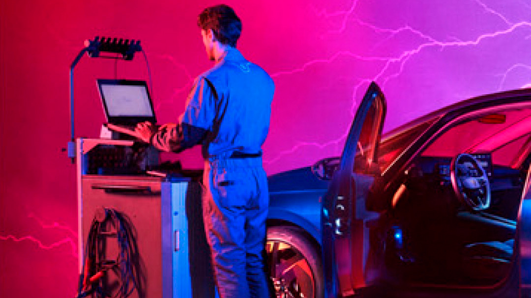 CUPRA-AFTERSALES Mechanic diagnosing a CUPRA with a laptop