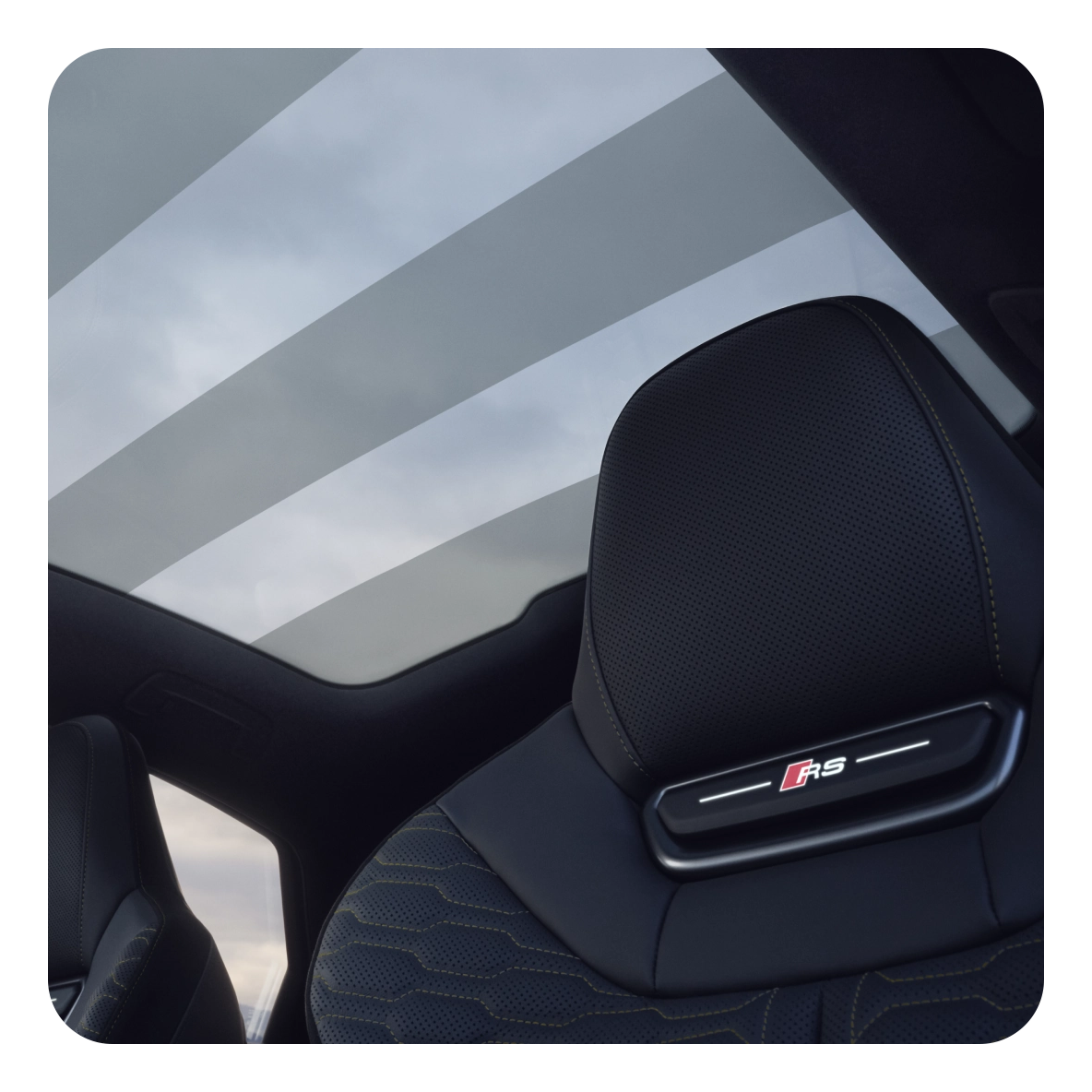 Interior photo of the RS 5 Avant highlighting the dynamic sunroof.