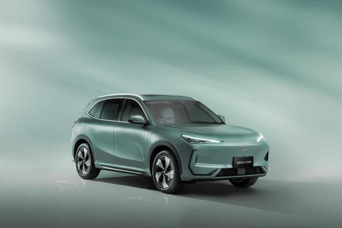 Front three quarter view of a Geely EX5 Max in Jade Green, with a washed green background
