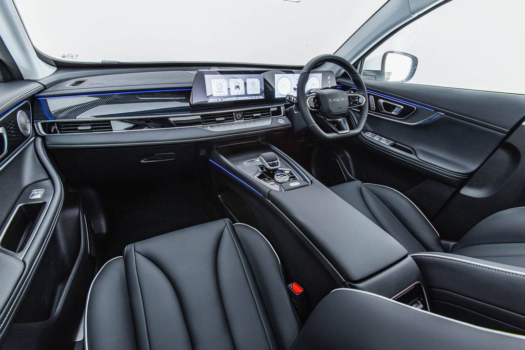 The dashboard and centre console of the Chery TIGGO 7 finished in black