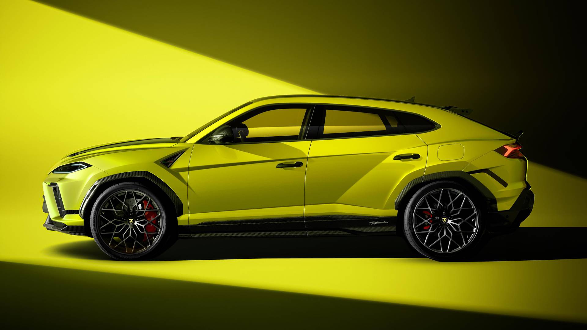 Urus Performante SE side profile, in yellow