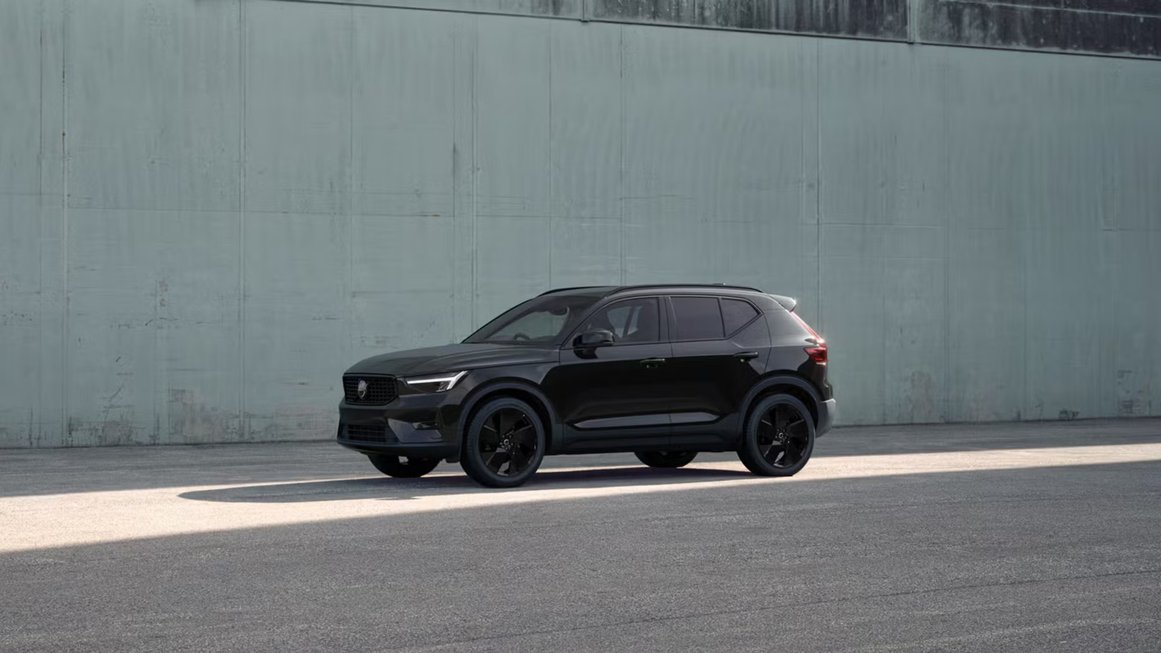 Volvo XC40 Plus Black Edition 2025