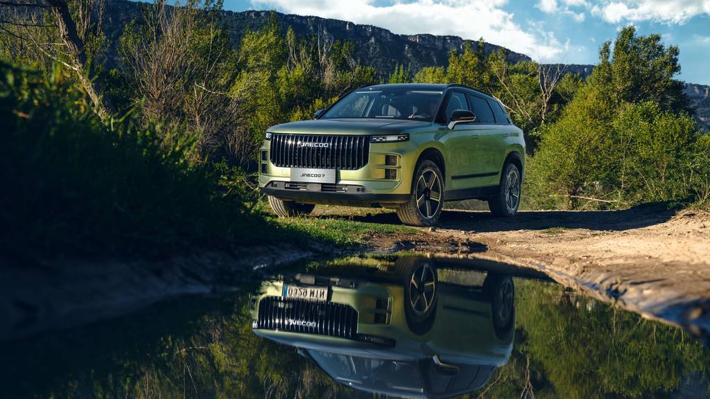 JAECOO 7 parked in front of a lake, with a reflection in it