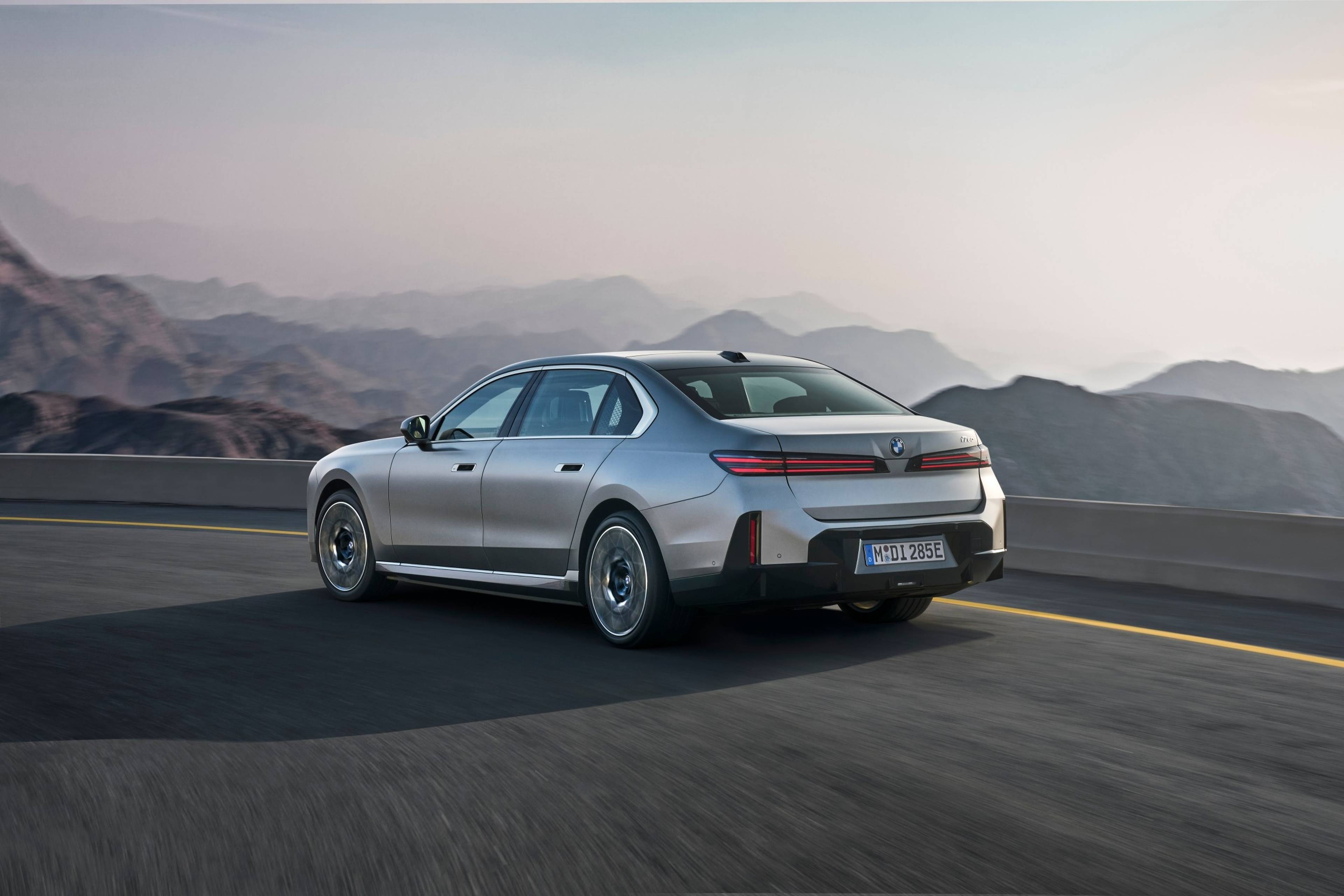 P90638676_lowRes_bmw-740-xdrive-04-20