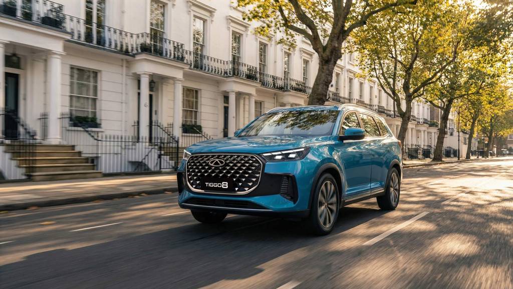 Front three quarter of a TIGGO 8 Super Hybrid in blue driving down a city street lined with trees