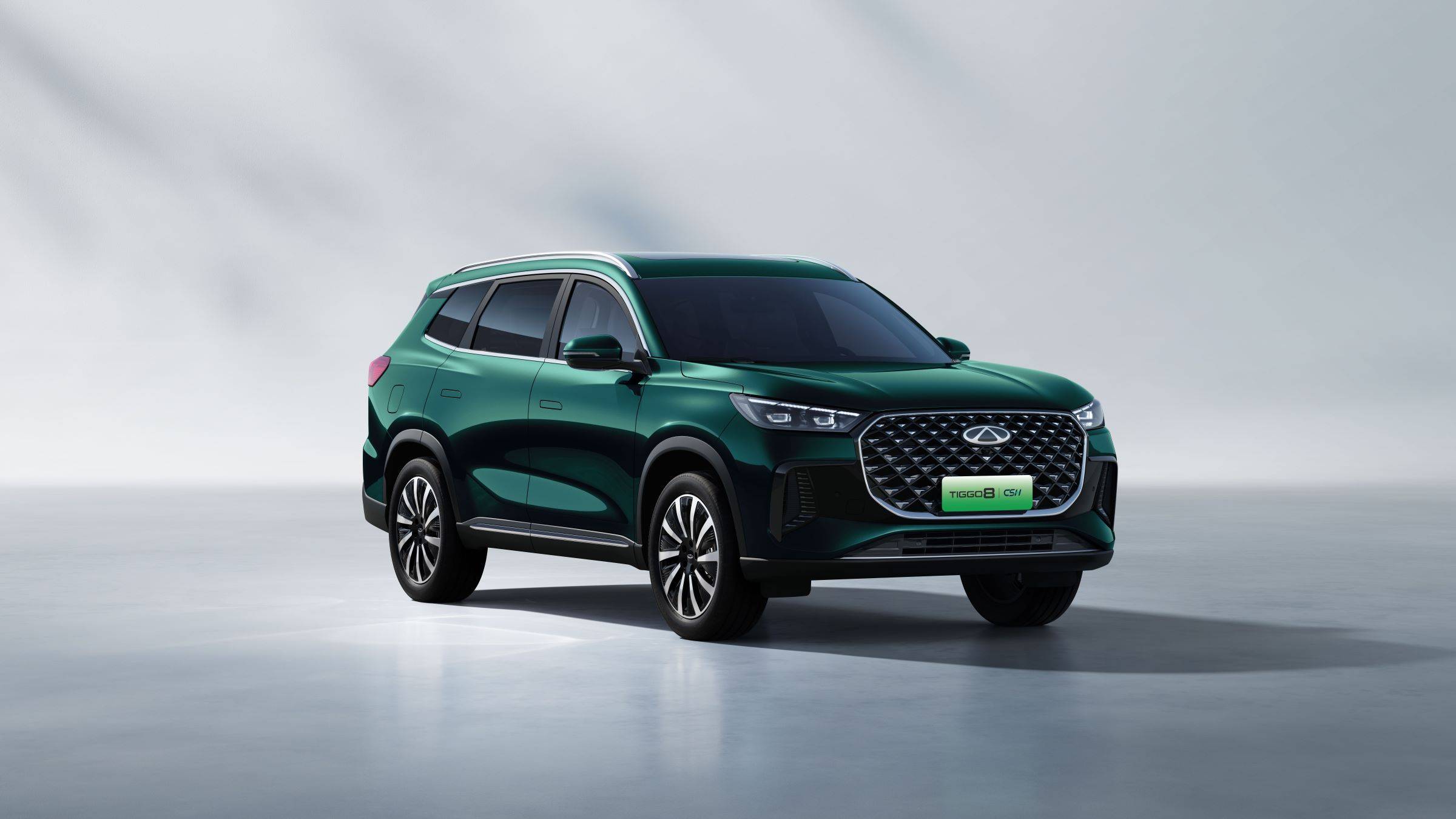 TIGGO 8 hybrid in Forest Green on a grey background