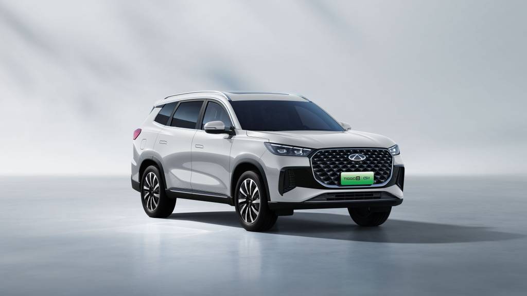 TIGGO 8 hybrid in Arctic White on a grey background