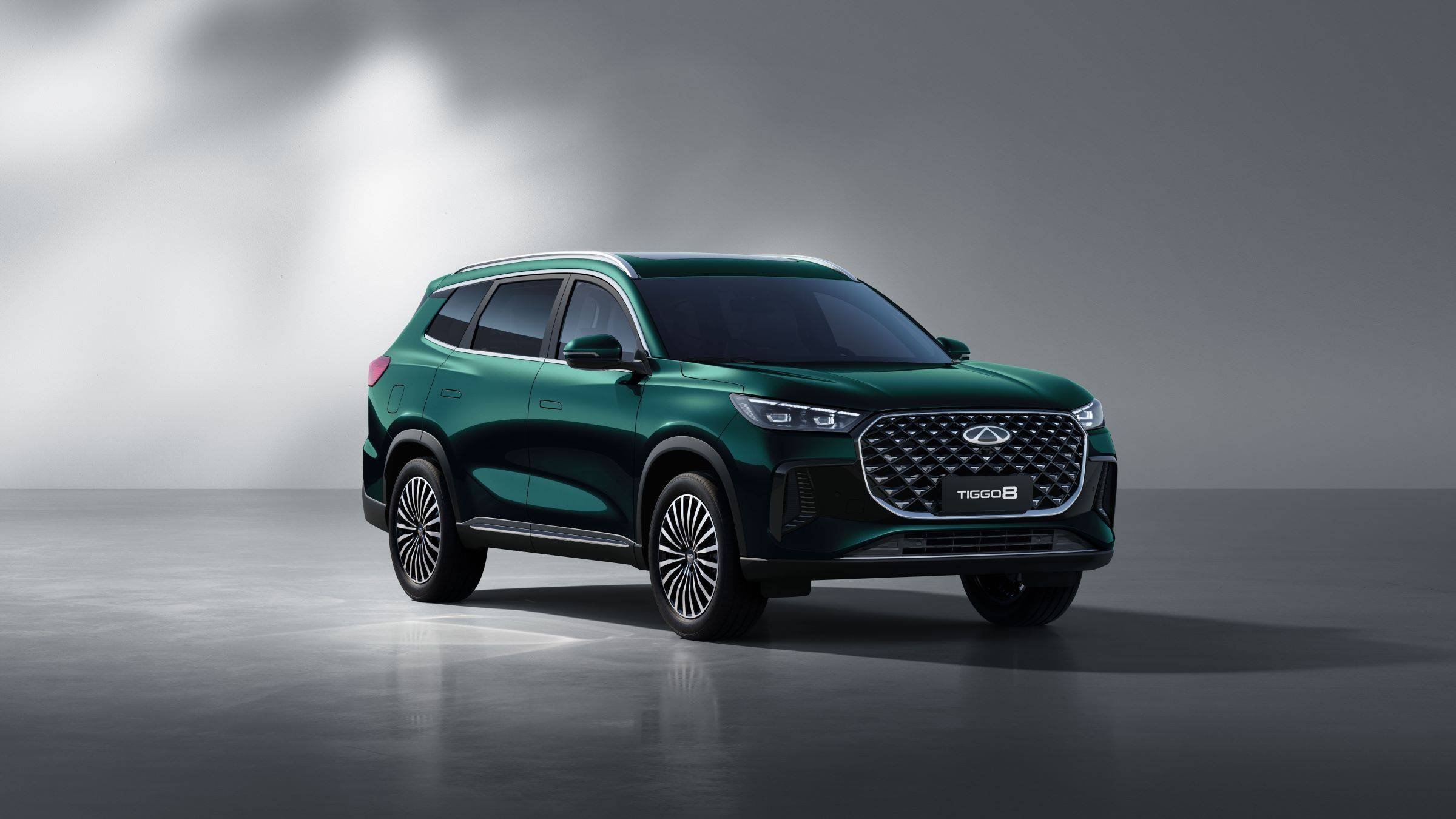 A dark forest green Chery TIGGO 8