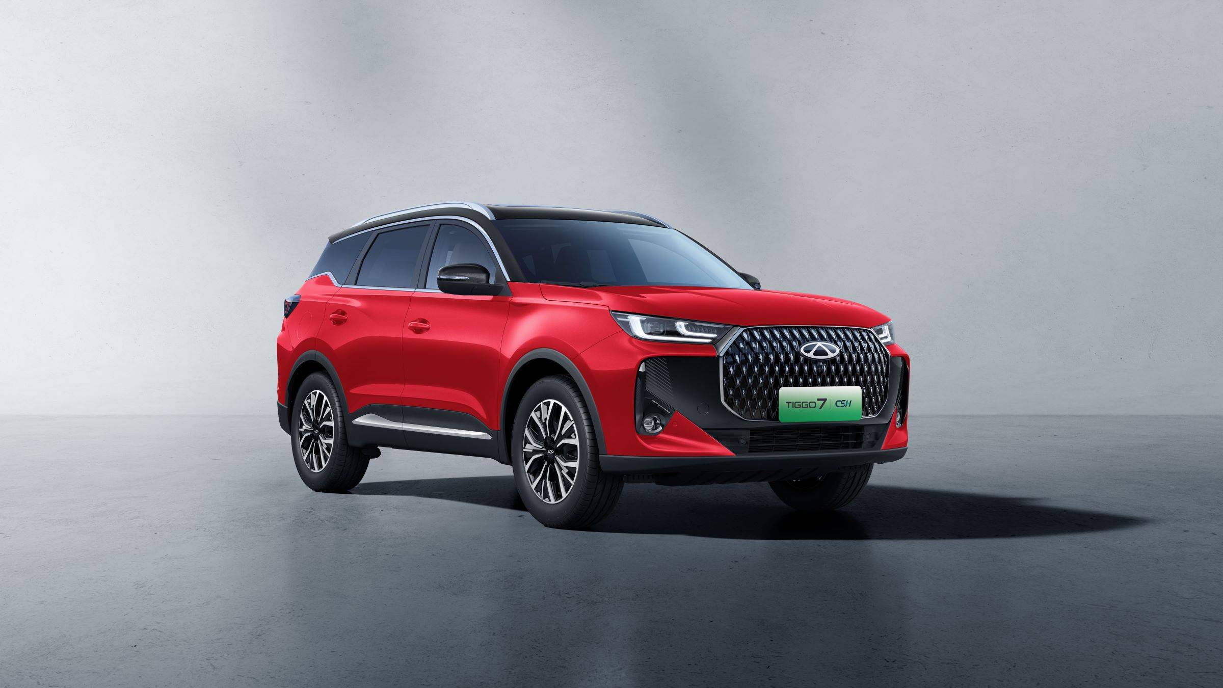 Front three quarters of a red TIGGO 7 hybrid on a grey background