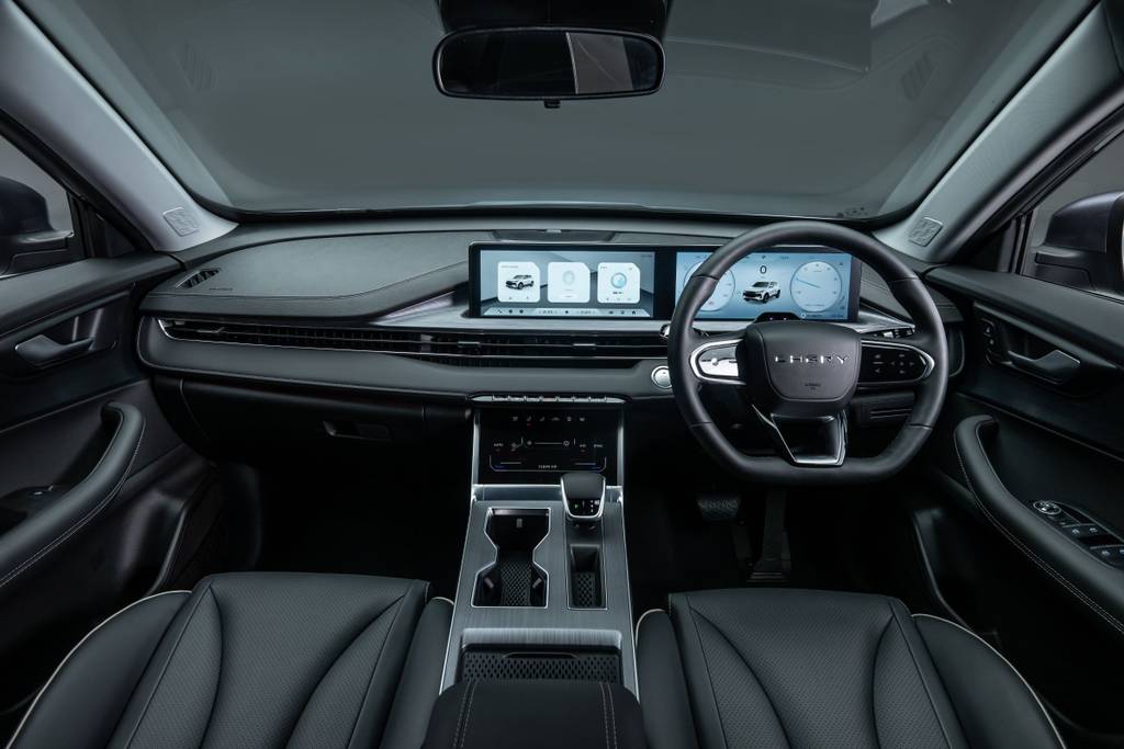 CHERY TIGGO 4 Super Hybrid interior dashboard with dual displays including the digital driver display. With a black dashboard and seats