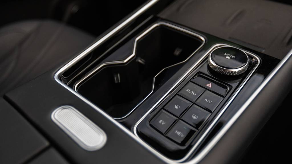 Chery TIGGO 9 interior centre console with smartphone wireless charging pad