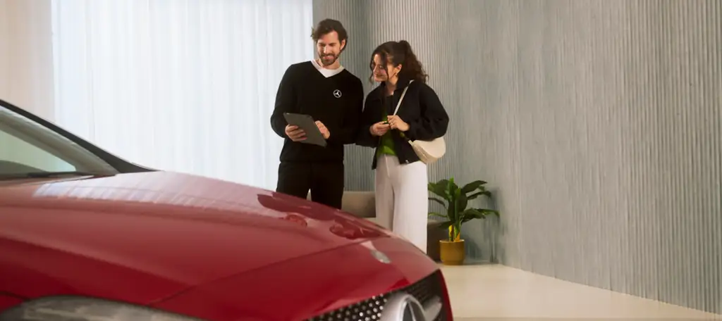 Mercedes-Benz Employee talking to a customer about her car