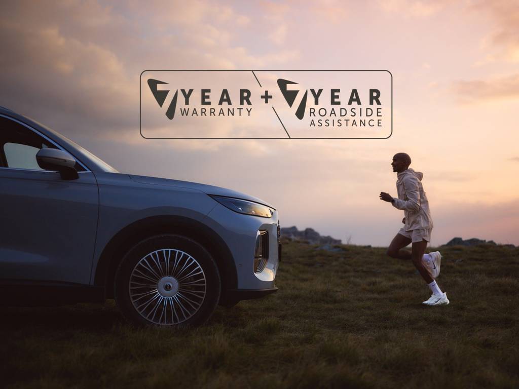 Sir Mo Farah running towards the front of a Chery TIGGO 9 Super Hybrid with a orange sunset sky. With a 7 year warranty and roadside assistance banner