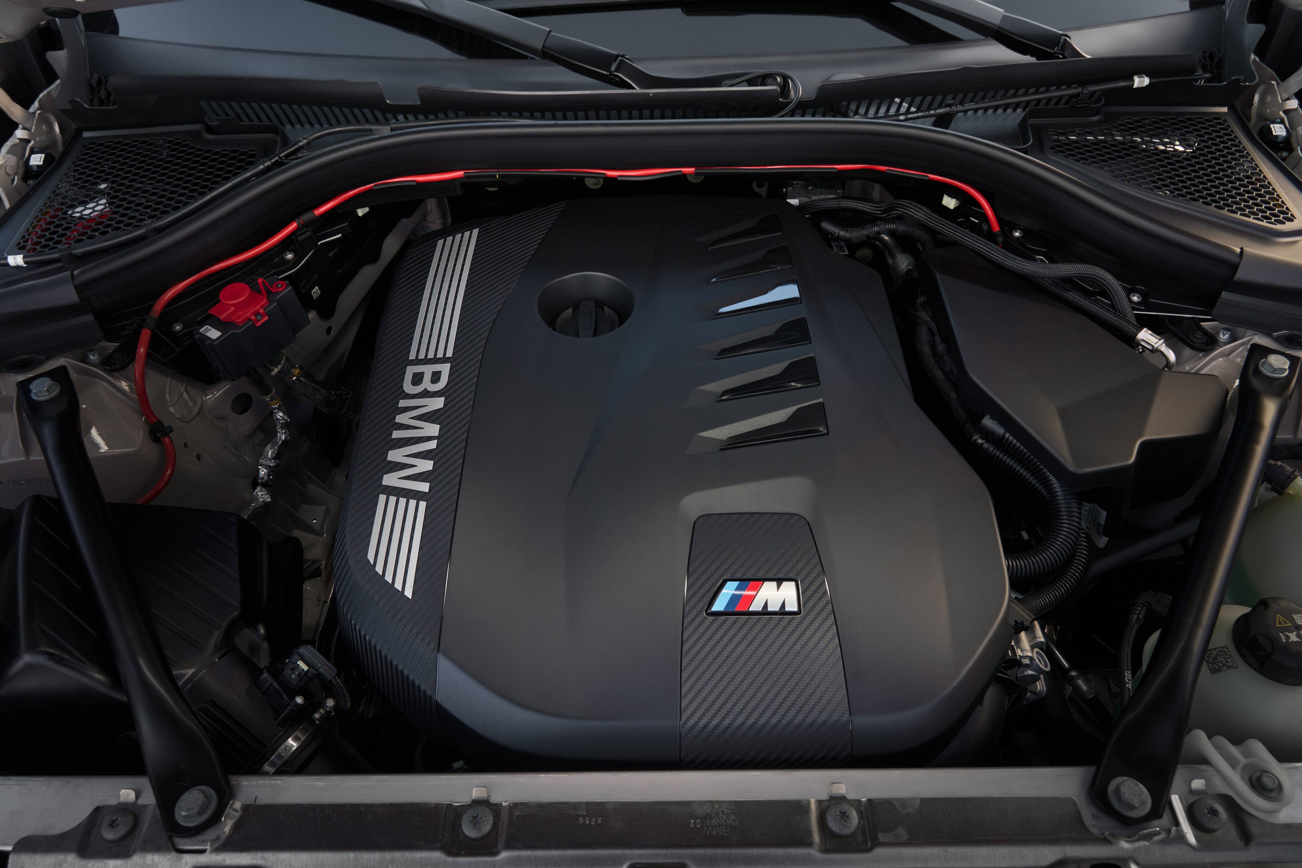 New BMW X3 M50 xDrive, Engine close up