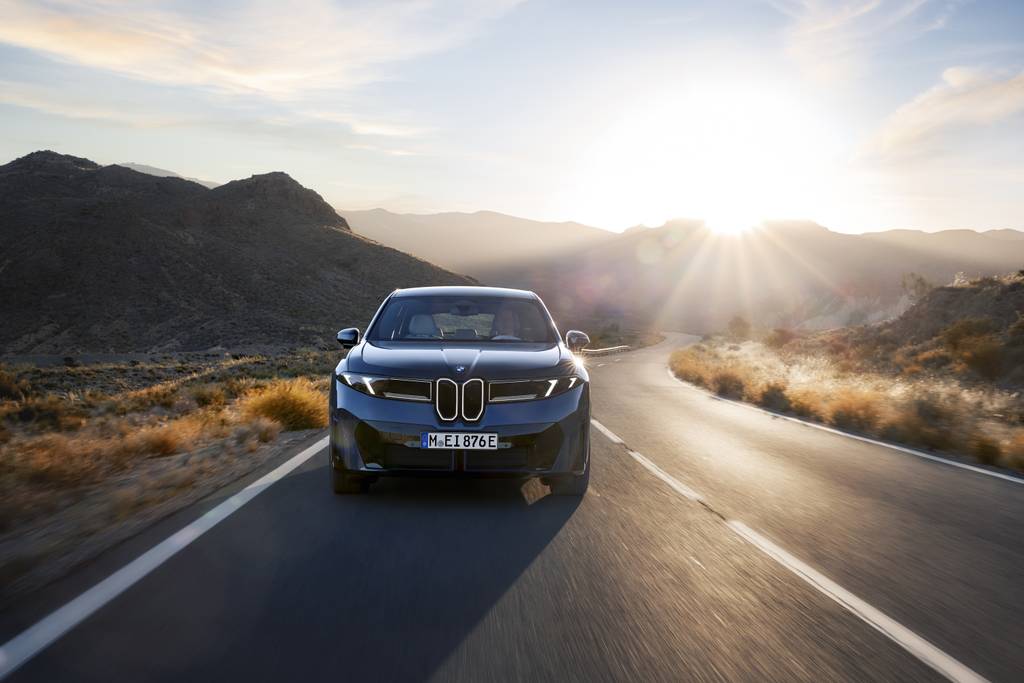 the-new-bmw-ix3-front-sunlight